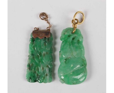 A Chinese gold mounted jade pendant, 20th century, carved and pierced in the form of a bird and gourd, length 4.5cm, together