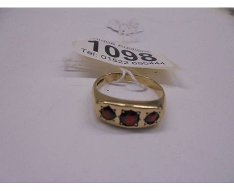 A gold ring set garnets, size T, 3.9 grams.
