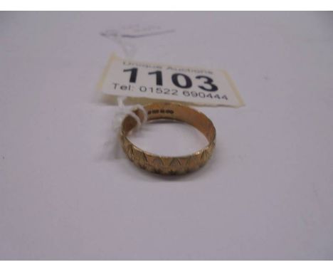 A gold wedding ring, size p, 1.9 grams.