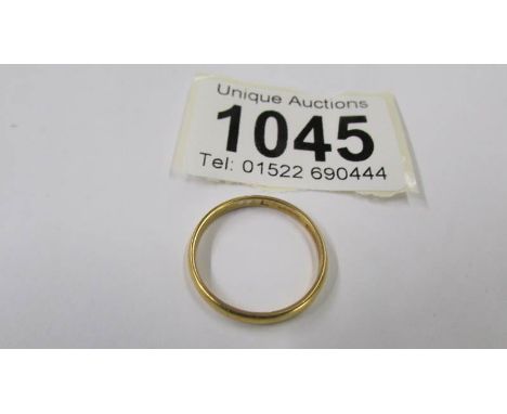 A 22ct gold wedding ring, size P, 2.4 grams.
