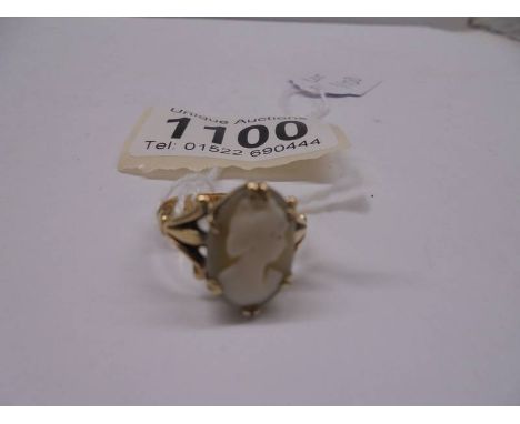 A gold cameo ring, size L, 2.5 grams.