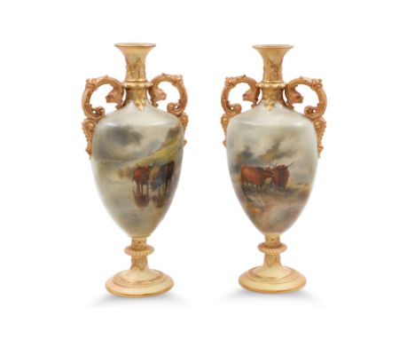 AN ATTRACTIVE PAIR OF EDWARDIAN ANTIQUE ROYAL WORCESTER PORCELAIN TWIN HANDLED VASES, decorated with the scene of highland ca