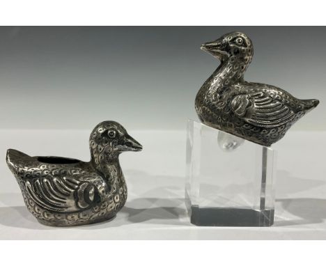 A pair of Chinese silver novelty condiments, as ducks, 5cm long, character marks, early 20th century 