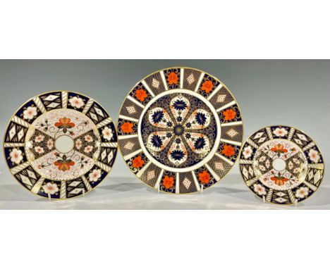A Royal Crown Derby 1128 pattern dinner plate, first quality; a 2451 pattern dessert plate, second quality; a similar side pl
