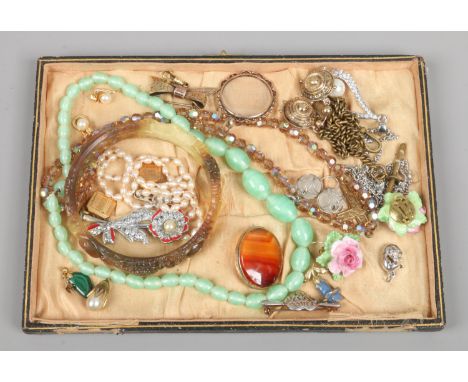 A tray of mostly vintage jewellery and costume jewellery including brooches, earrings, Albert chain, cufflinks, fresh water p