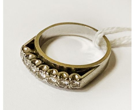 18CT WHITE GOLD &amp; DIAMOND RING SET WITH 7 STONES - SIZE J