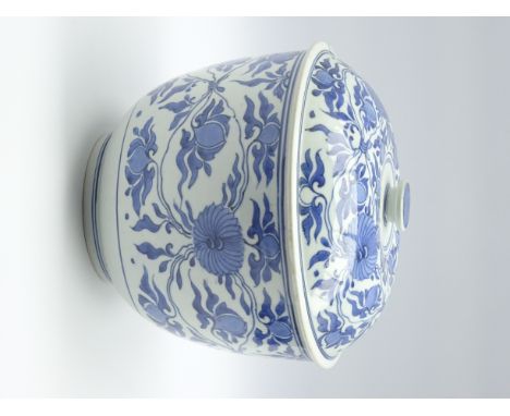 Japanese Arita tureen and cover, Edo period (Early 18th Century) the domed cover with a flat circular finial decorated in und