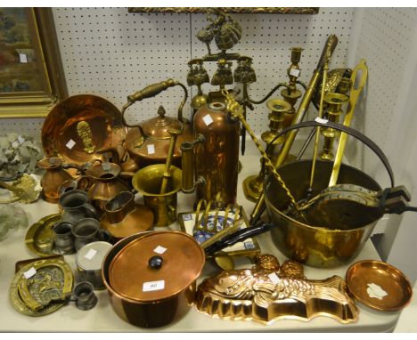 Metalware - a graduated set of copper measuring jugs; a brass jam pan; a brass garden spray; a copper kettle; a pair of Georg