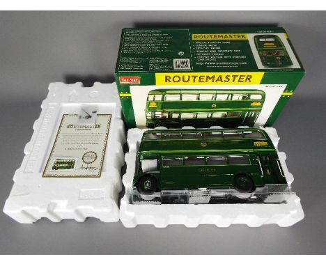 Sun Star - A boxed Sun Star Limited Edition 1:24 scale #2904 RMC 1453 -453 CLT  'The original Green Line 'Routemaster' The mo