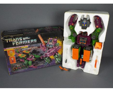 Hasbro, Transformers - A boxed Hasbro 1986 Transformers G1 Headmaster Decepticon Base Scorponok. The model appears incomplete