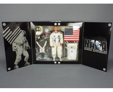 Dragon Models - A boxed Dragon Models #73077 1/6th scale 12" "New Generation Life Action Figures" NASA Apollo Astronaut "Buck