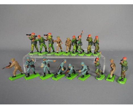Britains - A platoon of Britains Deetail and Super Deetail soldiers, all unboxed to include Paratroopers, German Army and sim