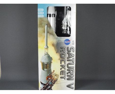 Dragon - A boxed 1:72 scale Dragon #50402 Saturn V Rocket. The impressive display model appears complete and in Mint conditio