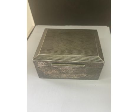 A HALLMARKED LONDON 1932 SILVER CIGARETTE BOX BY S J ROSE AND SON WITH ENGINE TURNED DECORATION AND WOOD LINING GROSS WEIGHT 