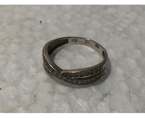 A 9CT GOLD CROSSOVER RING WITH CUBIC ZIRCONIA STONES 