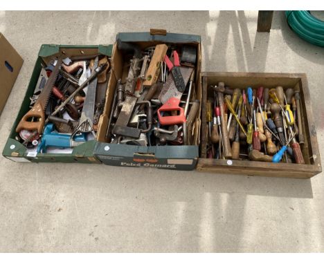 A LARGE ASSORTMENT OF VINTAGE TOOLS TO INCLUDE BRACE DRILLS, A WOOD PLANE, SCREW DRIVERS AND A FLAT IRON ETC 