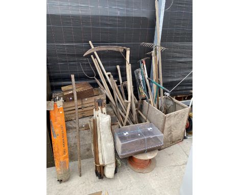 A LARGE ASSORTMENT OF VINTAGE GARDEN TOOLS TO INCLUDE SHOVELS, RAKES AND SYTHES ETC 