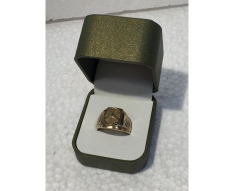 A YELLOW METAL RING STAMPED 18K 