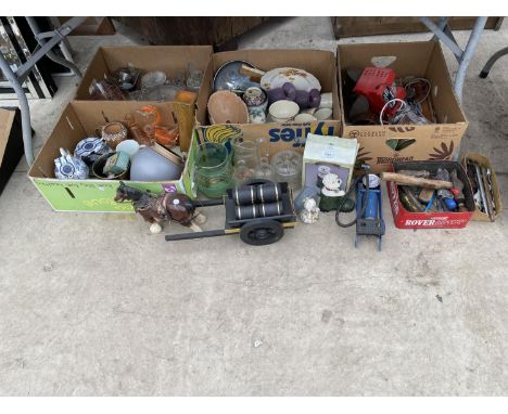 A LARGE ASSORTMENT OF ITEMS TO INCLUDE A CERAMIC HEAVY HORSE, GLASS CAKE PLATES AND A BATTERY CHARGER ETC 