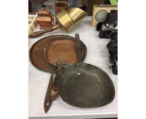 A QUANTITY OF COPPERWARE TO INCLUDE PANS, TEA CADDY, BRASS SCOOP, ETC 