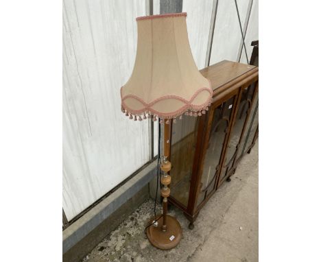 A 1970'S STANDARD LAMP WITH VARIED WOODEN TURNINGS, COMPLETE WITH SHADE 