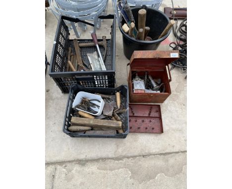 AN ASSORTMENT OF VINTAGE TOOLS TO INCLUDE PLIERS, TROWELS AND HAMMERS ETC 
