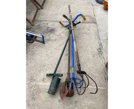 AN ASSORTMENT OF GARDEN TOOLS TO INCLUDE HOES AND WEEDERS ETC 