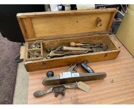 AN ASSORTMENT OF VINTAGE TOOLS TO INCLUDE A JOINERS CHEST, WOOD PLANES AND HAMMERS ETC 