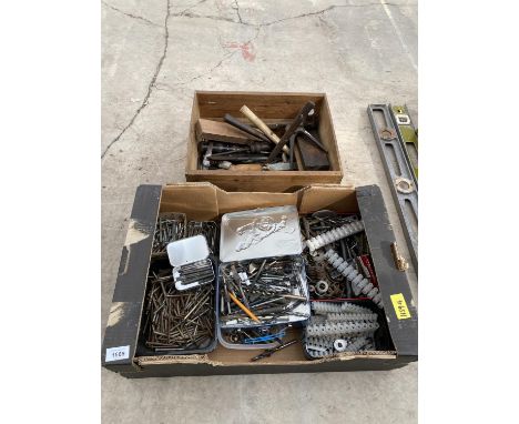 AN ASSORTMENT OF TOOLS TO INCLUDE A VINTAGE WOOD PLANE, DRILL BITS AND HAMMERS ETC 