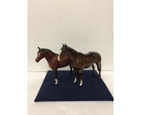 A VINTAGE GLOSS BESWICK BAY HORSE WITH BLACK TAIL AND MANE, WHITE BLAZE AND TWO FRONT WHITE SOCKS - 20.5 CM FROM FOOT TO EAR 