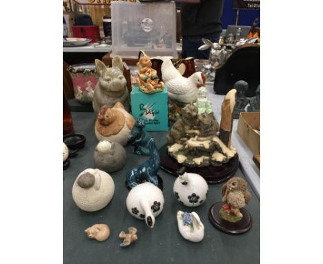 A COLLECTION OF CERAMIC ANIMALS TO INCLUDE A BOXED PENDELFIN 'HUMPHREY GO-CART', A WOLF GROUP ON A WOODEN PLINTH, POOLE POTTE