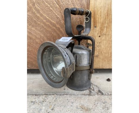 A VINTAGE HAND HELD PARAFIN POWERED LAMP 