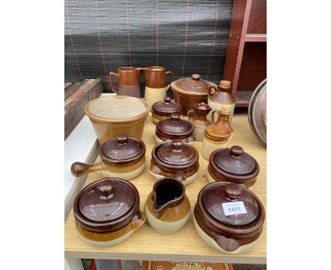 AN ASSORTMENT OF BROWN AND CREAM CERAMIC ITEMS TO INCLUDE A VINEGAR BOTTLE, RAMEKINS AND JUGS ETC 