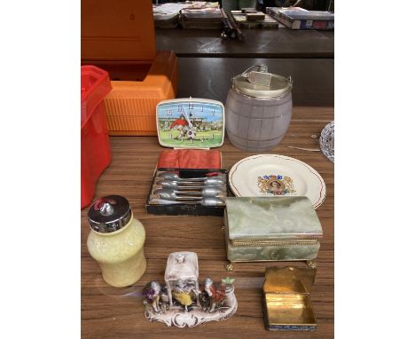 A QUANTITY OF ITEMS TO INCLUDE A CLARICE CLIFF 1953 CORONATION PLATE, CARLTON WARE SUGAR SHAKER, VICTORIAN FROSTED GLASS BISC