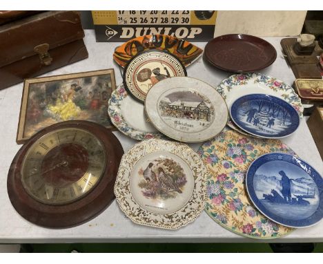 A QUANTITY OF COLLECTABLE PLATES TO INCLUDE POOLE POTTERY, ROYAL WORCESTER, ROYAL COPENHAGEN, ETC, PLUS A WALL CLOCK 