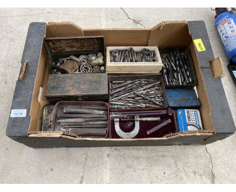 AN ASSORTMENT OF VINTAGE TOOLS TO INCLUDE TAP AND DIES, MICROMETERS AND DRILL BITS ETC 