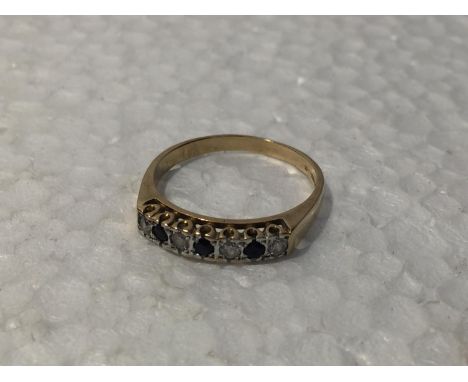 A 9CT GOLD RING SAPPHIRE WITH CUBIC ZIRCONIA STONES 