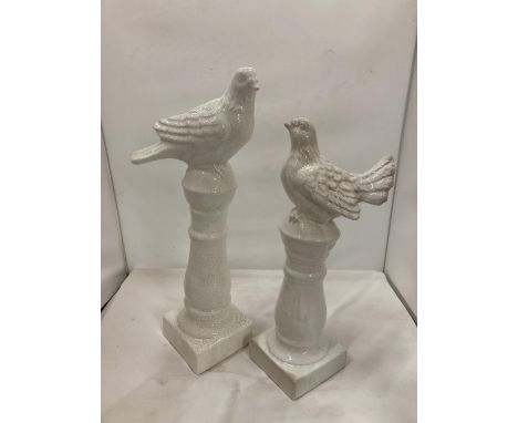 TWO VINTAGE STYLE COLUMNS WITH PIGEONS HEIGHTS 45CM AND 39CM 