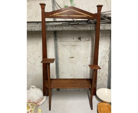 AN EDWARDIAN MAHOGANY FIRE SCREEN HEIGHT 81CM, WIDTH 49CM 