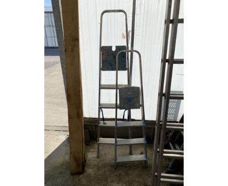 A MACALLISTER THREE RUNG ALUMINIUM STEP LADDER AND A FURTHER FOUR RUNG ALUMINIUM STEP LADDER 