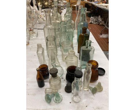 A LARGE QUANTITY OF VINTAGE BOTTLES TO INCLUDE SCHWEPPES, PEPSI, UNIGATE, CHEMIST BOTTLES, ETC, MANY WITH NAMES ON 