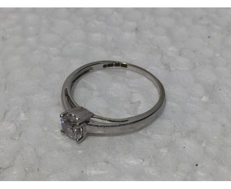 A 9CT WHITE GOLD RING WITH CUBIC ZIRCONIA STONES 