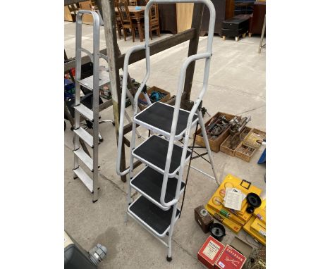 A FOUR RUNG TUBULAR METAL STEP LADDER 