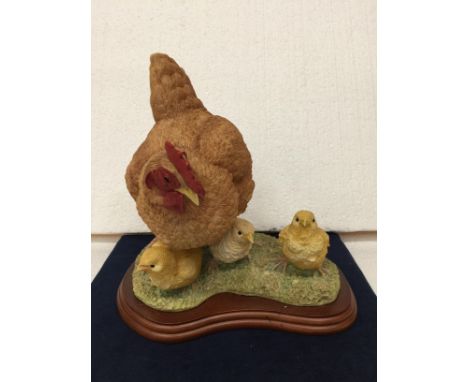 A LARGE BORDER ARTS CERAMIC FIGURE OF A HEN &amp; CHICKS TITLED "BIRDS" BY RUSSELL WILLIS 739464  ON A WOODEN BASE 24CM FROM 