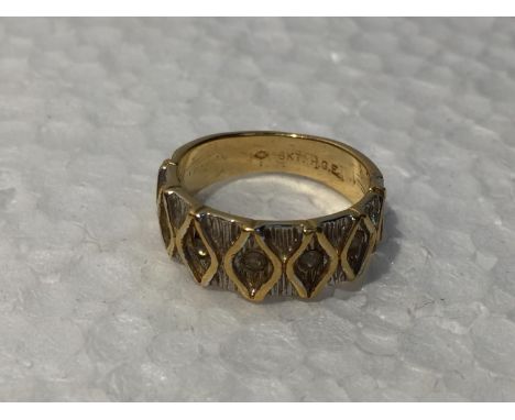A YELLOW METAL RING MARKED 18KT SIZE L IN A PRESENTATION BOX 