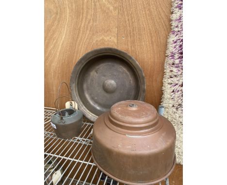 AN ASSORTMENT OF COPPER WARE TO INCLUDE A LAMP SHADE, A BOWL AND A GLUE POT 