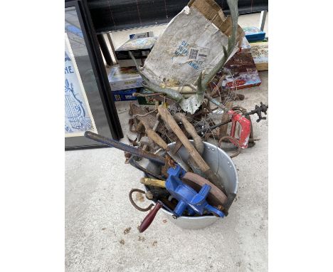 AN ASSORTMENT OF VINTAGE TOOLS TO INCLUDE SHEARS, STILSENS AND A SHARPENING STONE ETC 