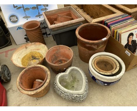 AN ASSORTMENT OF VARIOUS CERAMIC AND GLAZED PLANTERS AND POTS 