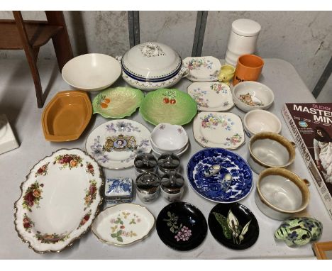 A QUANTITY OF CERAMIC ITEMS TO INCLUDE BESWICK WARE LEAF DISHES, ROYAL ALBERT OLD COUNTRY ROSES FLUTED BOWL, ROYAL WORCESTER 