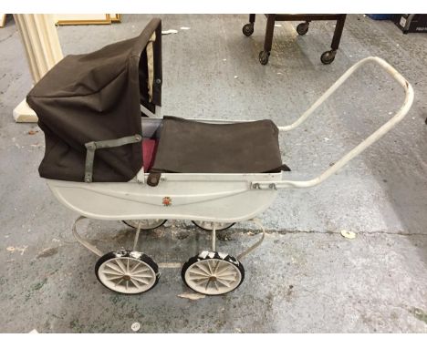 A VINTAGE DOLL'S CARRIAGE PRAM IN CREAM WITH BROWN UPHOLSTERY 